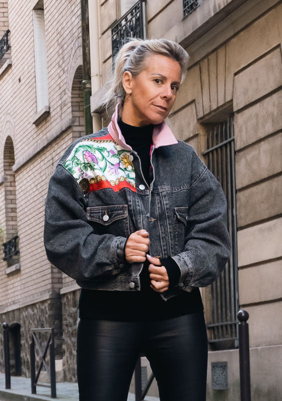 Veste en Jean Courte noir avec Dos en Foulard Coloré et Col en Simili Cuir Rose Upcycling