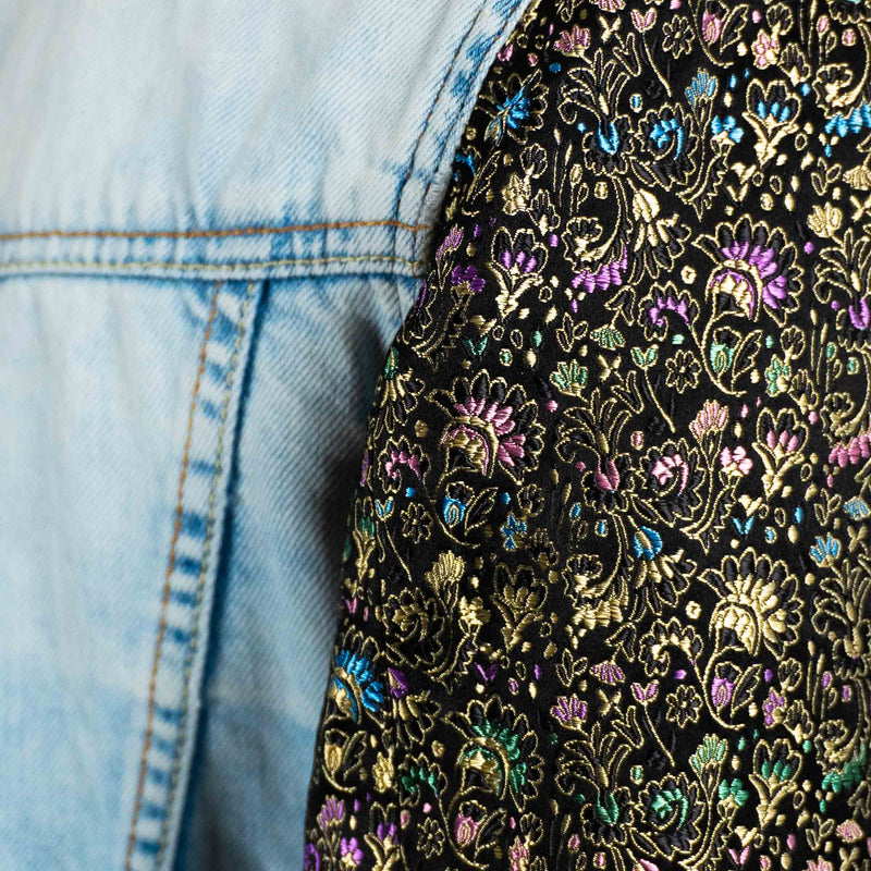 Veste en Jean Bleu avec Manches Jacquard à Fleurs et Col en Simili Cuir Upcycling