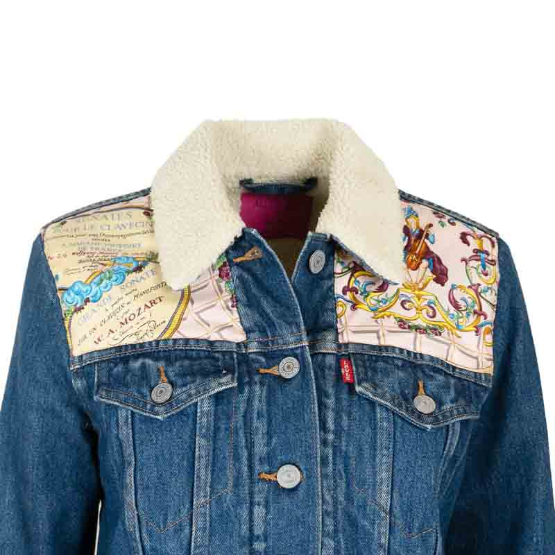 Veste en jean fourrée Levis avec Parementure Avant et Dos en Foulard Upcycling