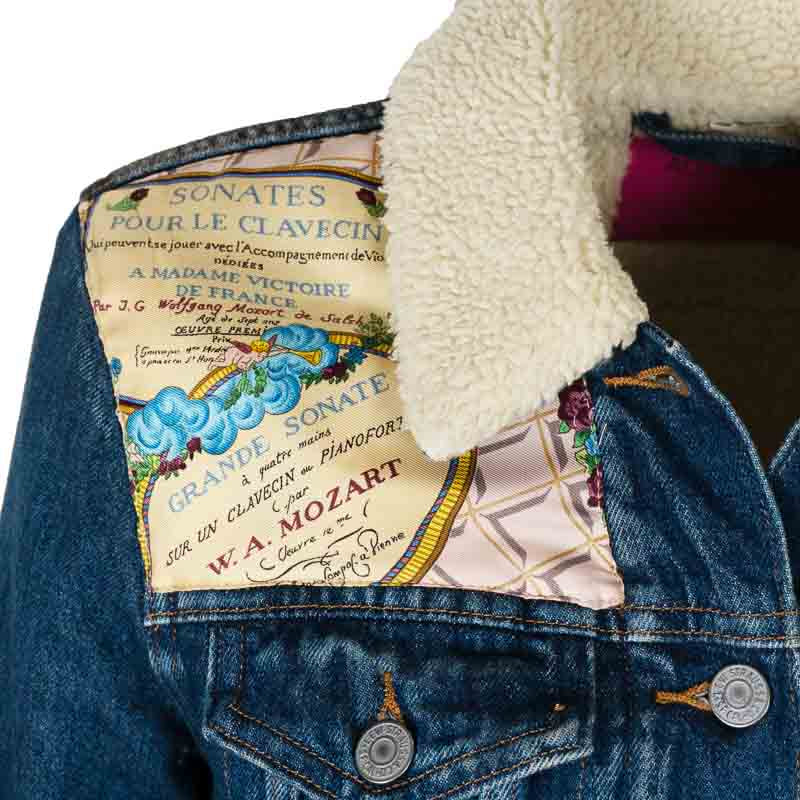 Veste en jean fourrée Levis avec Parementure Avant et Dos en Foulard Upcycling